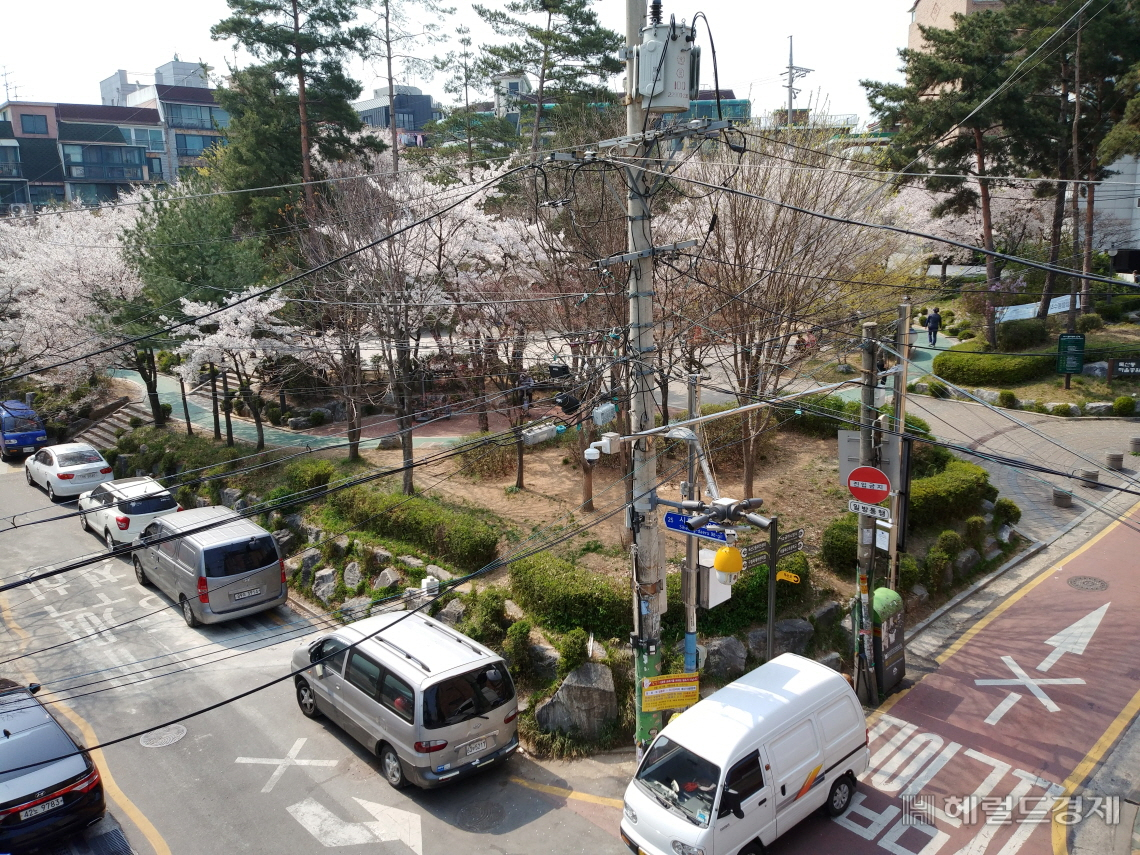 주차장이 들어설 공원 주변에 주차된 차들이 가득하다. [금천구 제공]