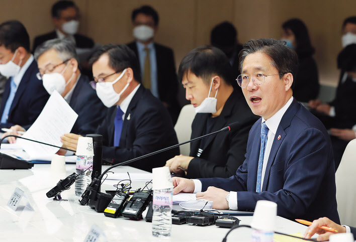 성윤모(오른쪽 첫번째) 산업통상자원부 장관이 6일 서울 대한상공회의소 회의실에서 열린 ‘포스트 코로나 산업정책 간담회 및 산업·기업 대응반 1차 회의’에서 인사말을 하고 있다. [산업통상자원부 제공]