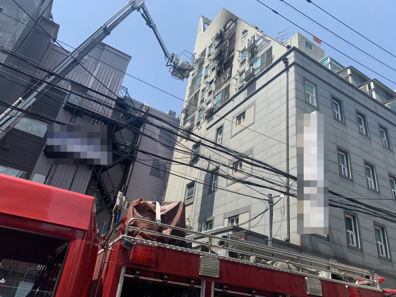 6일 낮 12시10분께 서울 마포구 신촌역 인근 한 원룸텔에서 불이 나 소방 당국이 출동해 화재를 진압하고 있다. 박상현 기자/pooh@heraldcorp.com