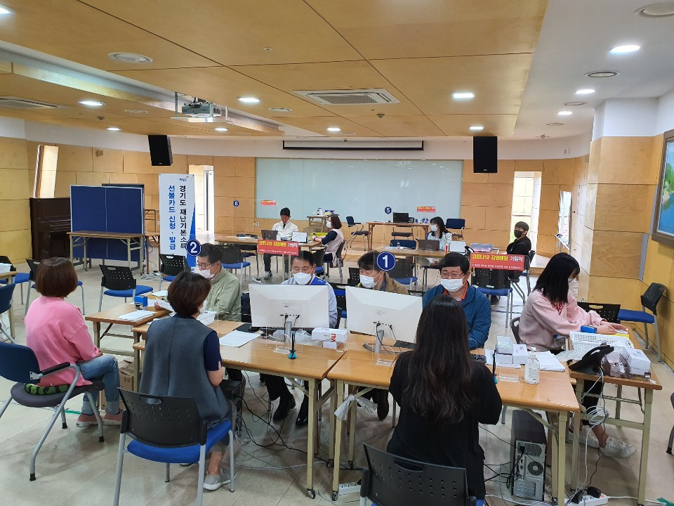 파주시 간부공무원들이 휴일인 5일 행정복지센터에서 긴급생활지원금 교부업무를 수행했다. [파주시]