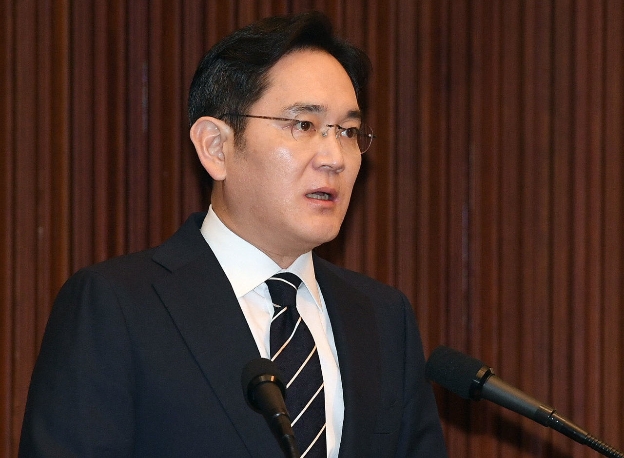 이재용 삼성전자 부회장이 6일 서초동 사옥에서 경영권 승계와 노조 문제 등과 관련해 대국민 사과를 하고 있다. [연합]