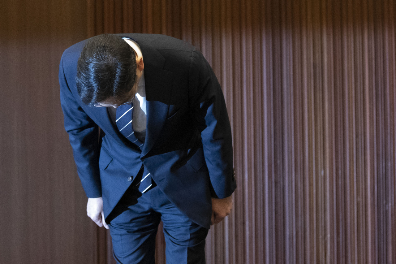 이재용 삼성전자 부회장이 6일 서초동 사옥에서 경영권 승계와 노조 문제 등과 관련해 대국민 사과를 하기 전 고개 숙여 인사하고 있다. [연합뉴스]