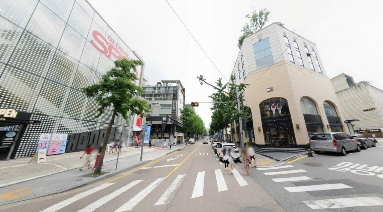 정부가 서울 도심 오피스 공실 문제와 1인 가구 주거 문제를 동시에 해결하기 위해, 비어 있는 오피스·상가를 개조해 차가 없는 1인 가구에 공공임대로 공급한다. 서울 강남의 가로수길 모습으로 기사 내용과 관련 없음. [상가정보연구소 제공]