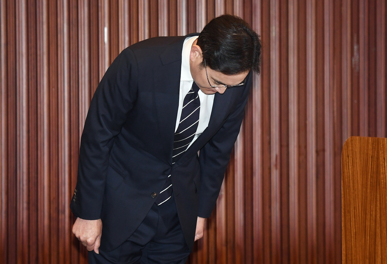 이재용 삼성전자 부회장이 6일 서초동 사옥에서 경영권 승계와 노조 문제 등과 관련해 대국민 사과를 하기 전 고개 숙여 인사하고 있다. [연합]