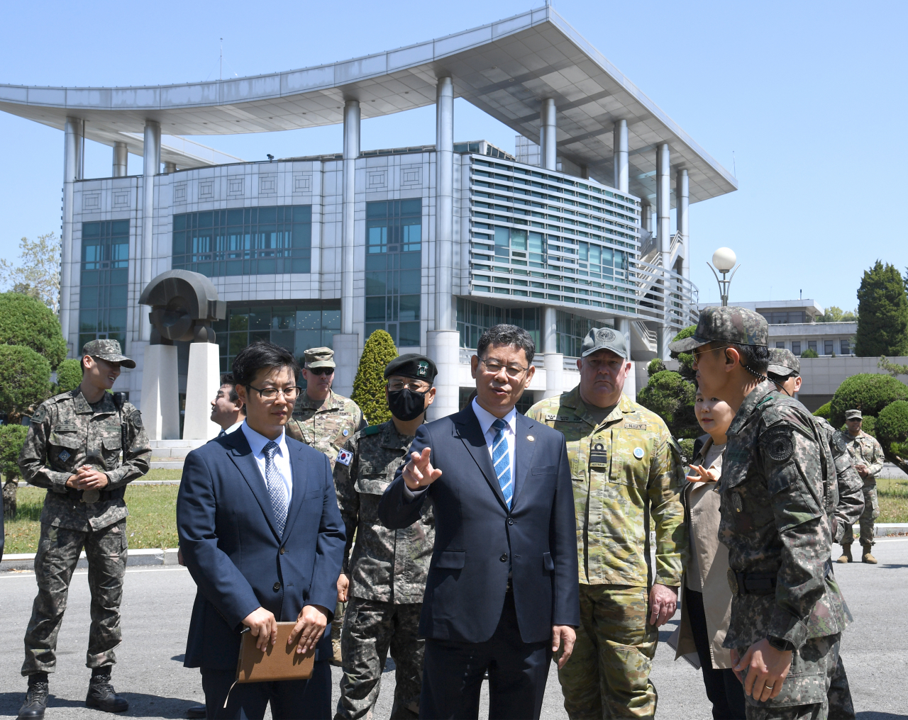 김연철 통일부 장관이 6일 판문점과 비무장지대(DMZ) 평화의 길 파주 구간을 방문했다. 김 장관이 판문점에서 견학 재개 준비 상황을 점검하고 있다. [통일부 제공]