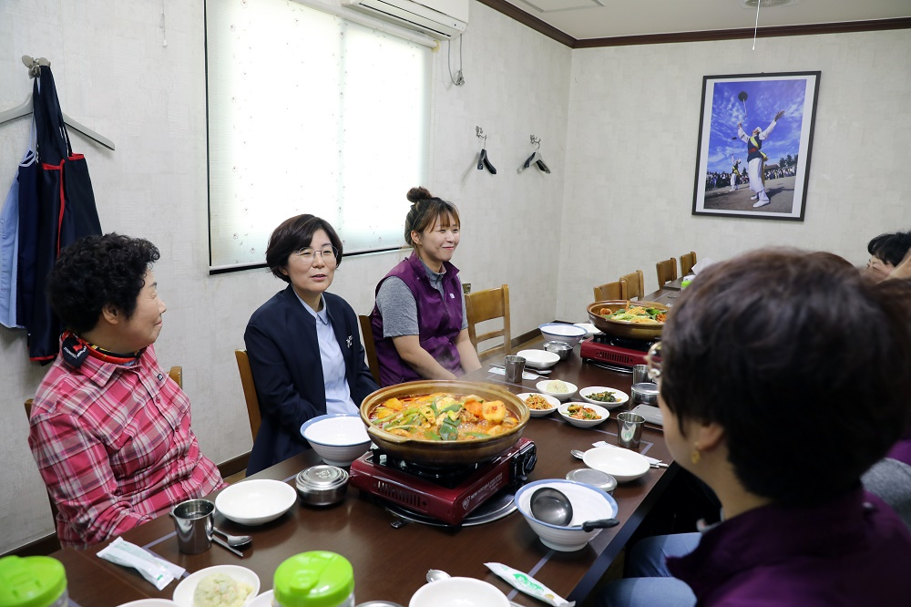 안성시 전 직원은 지역경제살리기 릴레이에 동참한다. [안성시 제공]