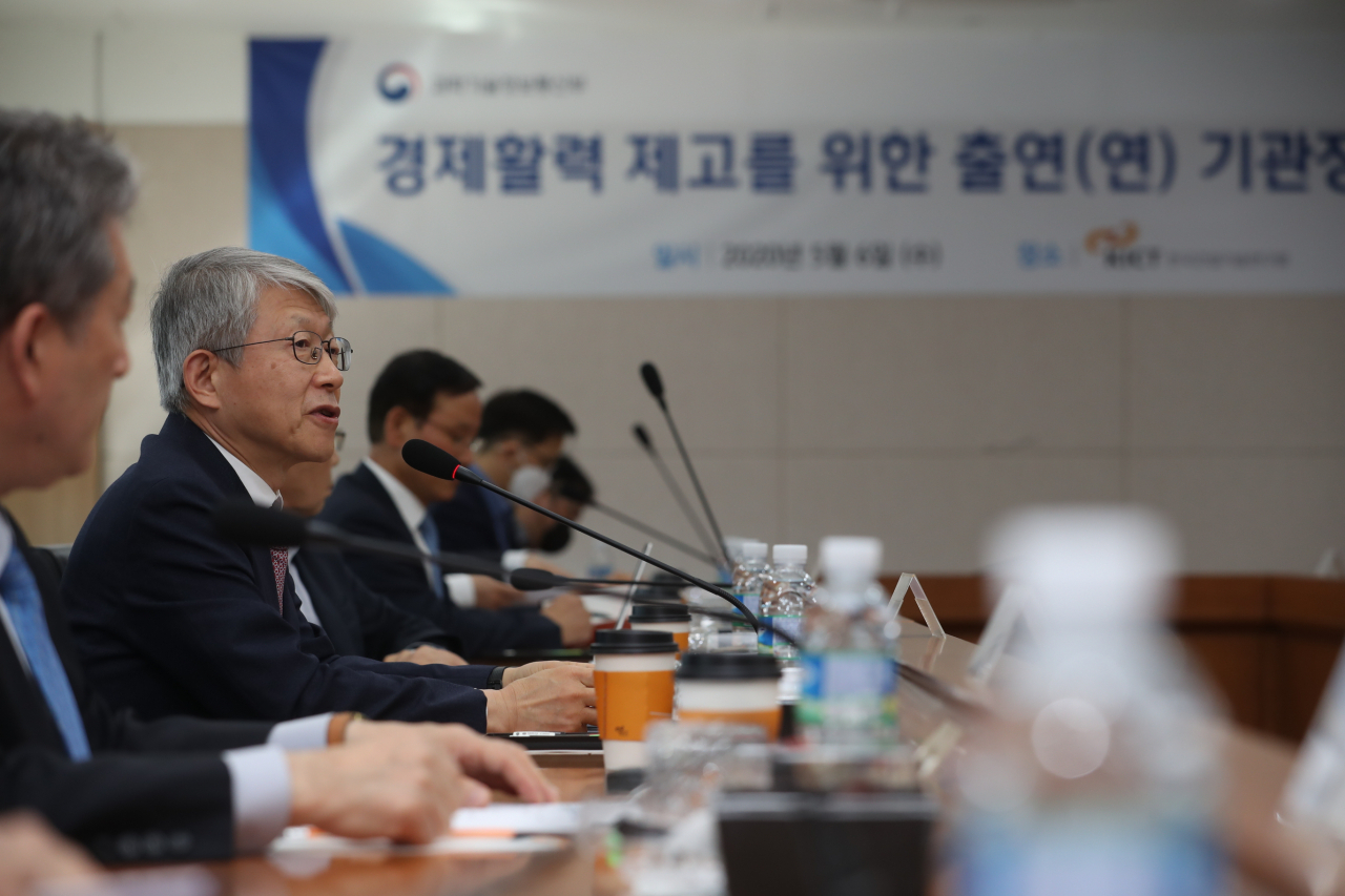 최기영 과학기술정보통신부 장관이 6일 오후 한국건설기술연구원에서 열린 '경제활력 제고를 위한 과학기술 출연연구기관 기관장 간담회' 에 참석해 인사말을 하고 있다.[과기정통부 제공]