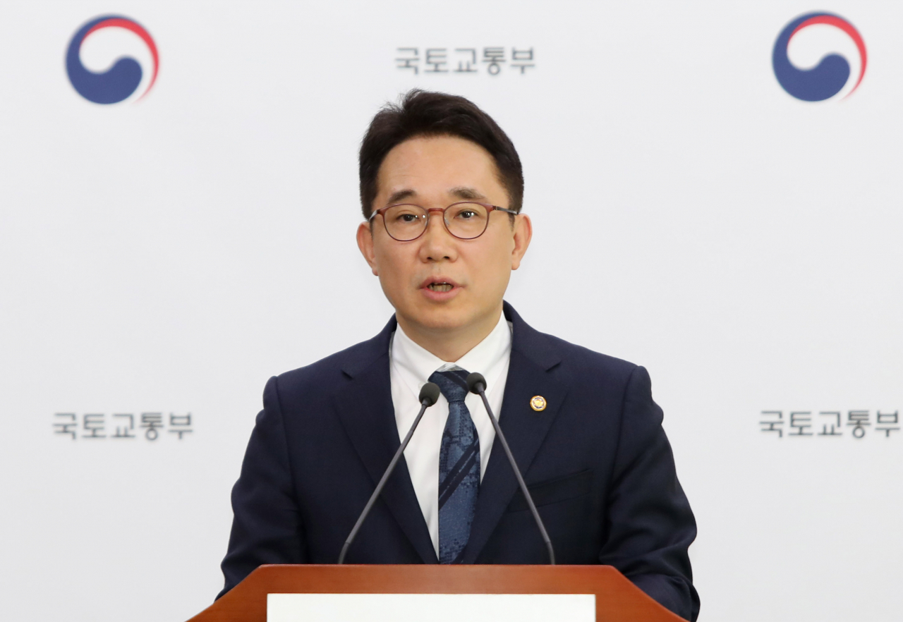 박선호 국토교통부 차관이 6일 정부세종청사에서 ‘수도권 주택공급 기반 강화 방안’을 발표했다. [국토교통부]