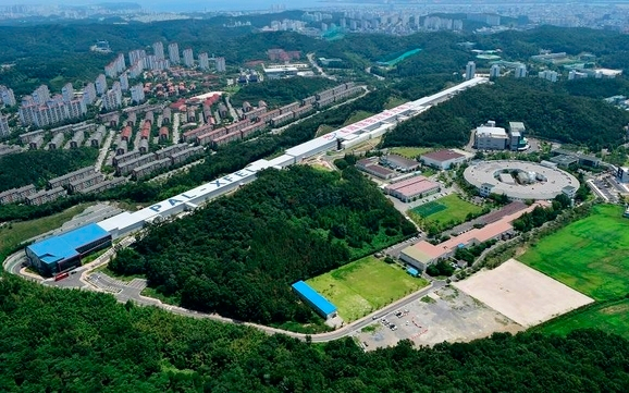 경북 포항시에 자리한 3세대(오른쪽 원형), 4세대(가운데 막대형) 방사광가속기. [포스텍]