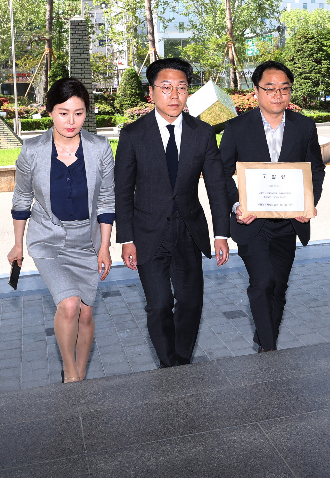 더불어민주당 이경 상근부대변인(왼쪽부터), 더불어시민당 구본기 최고위원, 서대원 최고위원이 6일 오후 서울 양천구 남부지검에서 부동산 관련 의혹 등으로 논란을 빚은 시민당의 양정숙 국회의원 당선인에 대한 고발장을 접수하기 위해 민원실로 향하고 있다. [연합뉴스]