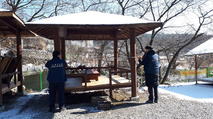 경기도 특사경은 불법 행위가 남아 있는 가평군 지역 업소를 점검하고 있다. [경기도 제공]