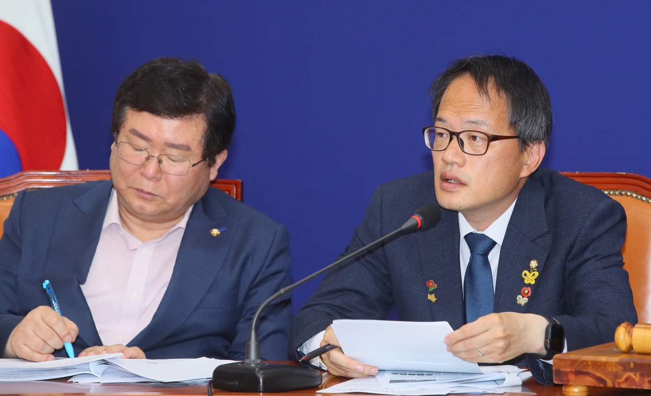 박주민 더불어민주당 최고위원이 4일 국회에서 열린 최고위원회의에서 발언하고 있다. 왼쪽은 설훈 최고위원. [연합]