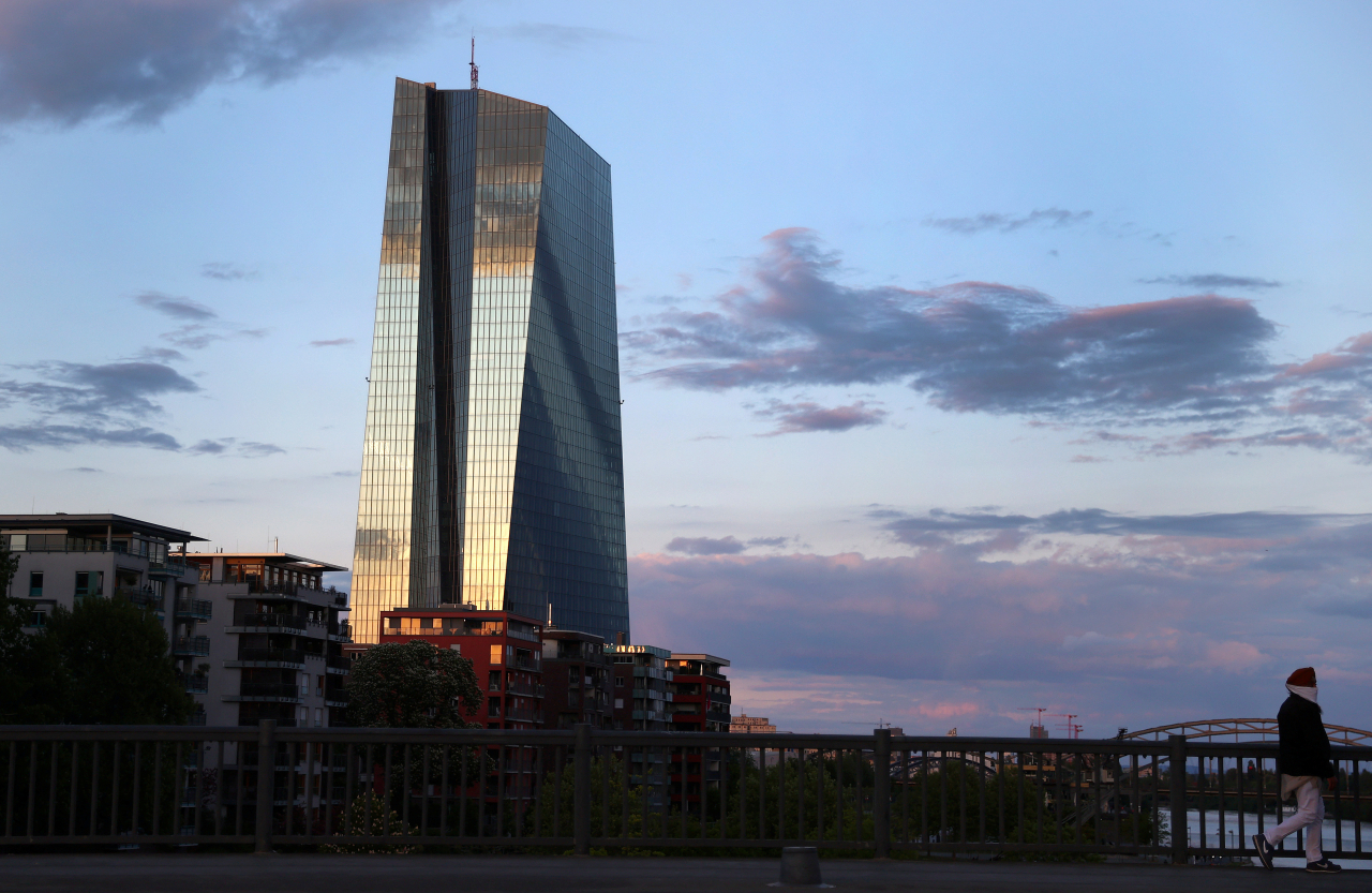 지난달 29일 독일 프랑크푸르트에 위치한 유럽중앙은행(ECB) 건물 앞을 한 시민이 걷고 있다. [로이터]