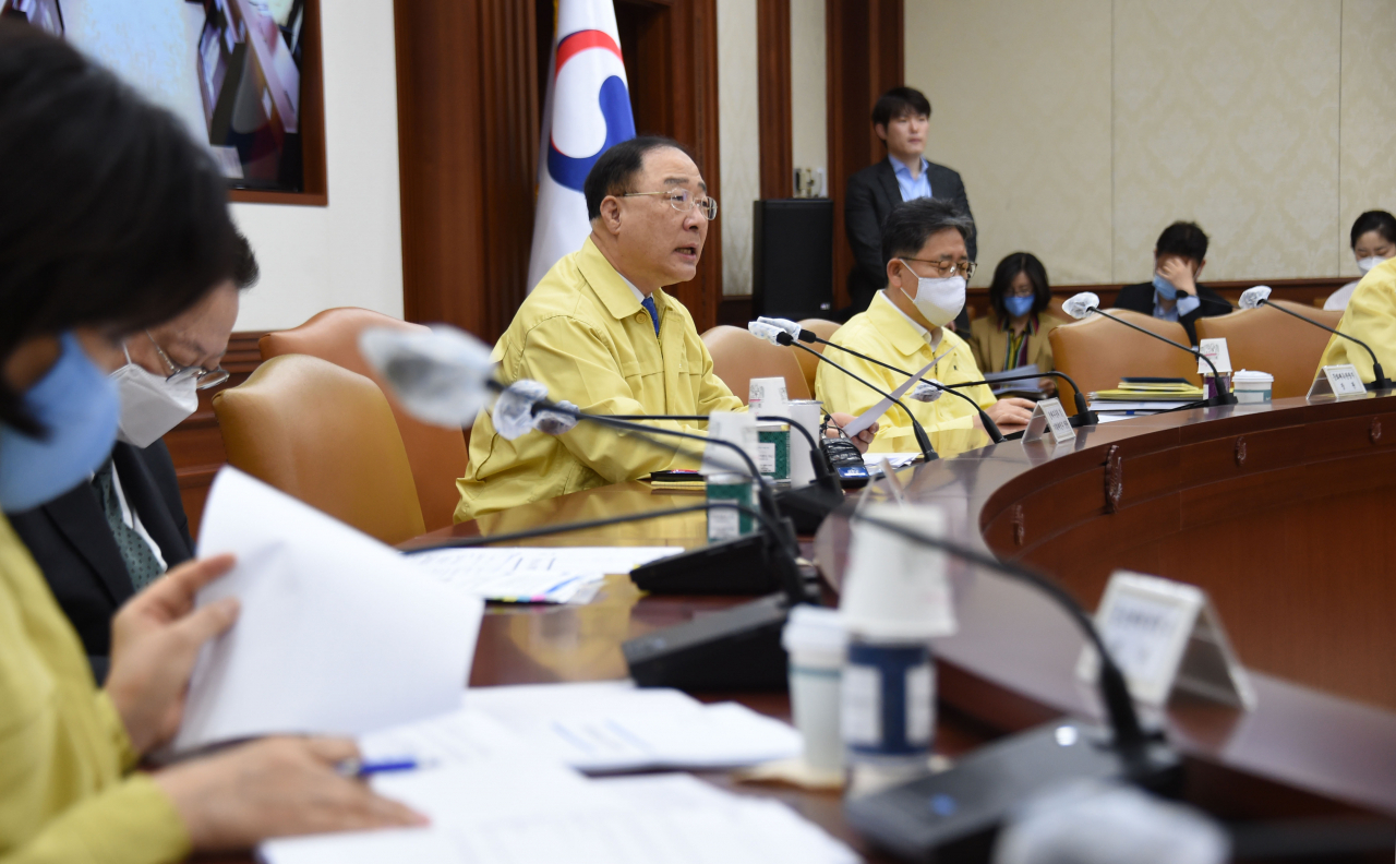 홍남기 부총리 겸 기획재정부 장관이 7일 서울 광화문 정부서울청사에서 ‘제2차 비상경제 중앙대책본부 회의’를 주재하고 있다. 이날 회의에서는 고용보험 사각지대 노동자를 대상으로 한 긴급고용안정지원금 지원 방안과 한국판 뉴딜 추진방안 등에 대해 논의했다. [기획재정부 제공]