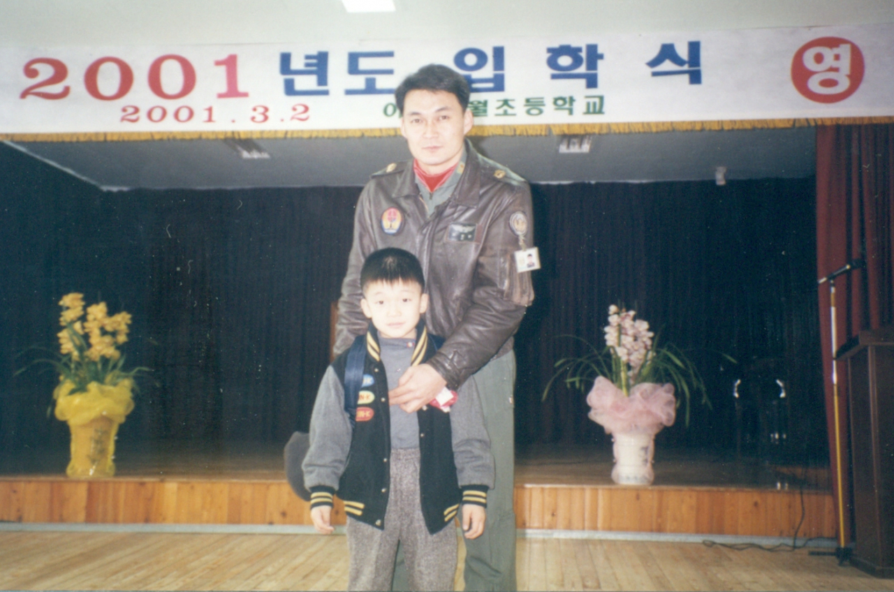 아들 오정환 군의 초등학교 입학식을 찾은 오병남 준위.[사진=육군]