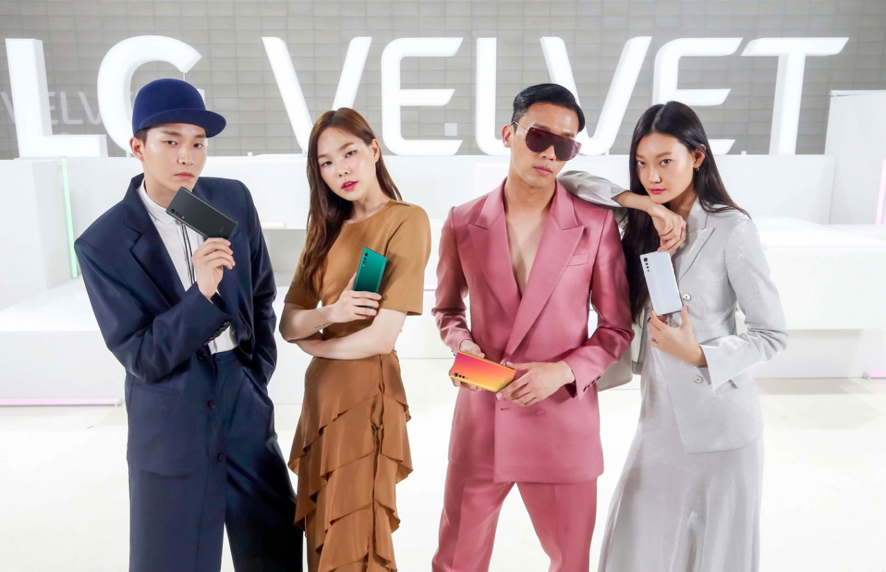 LG전자가 7일 ‘LG 벨벳’ 런칭 행사를 온라인으로 공개했다. LG벨벳의 완성도 높은 디자인과 다양한 색상을 강조하기 위해 신제품 행사를 패션쇼 컨셉으로 꾸몄다. 패션모델들이 LG 벨벳을 들고 개성있는 포즈를 취하고 있다. [LG전자 제공]