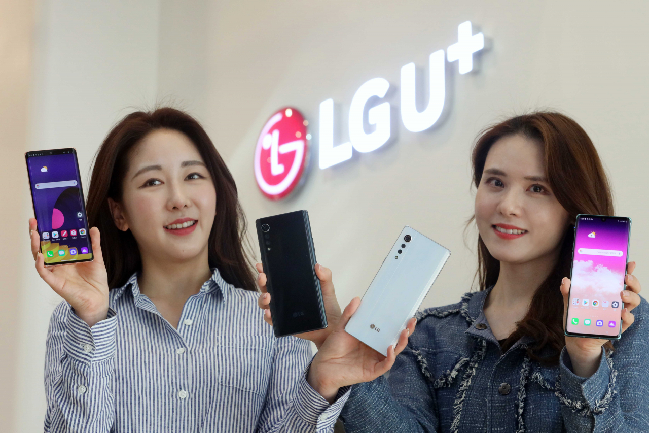 LG유플러스는 LG전자의 5G 전략 스마트폰 ‘LG벨벳’의 사전 예약을 오는 8일부터 14일까지 진행한다. 사진은 모델들이 LG벨벳의 4가지 색상 모델을 소개하고 있는 모습. [LG유플러스 제공]