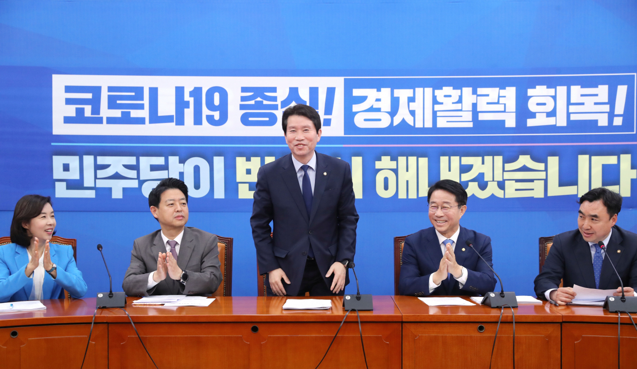 이인영 더불어민주당 원내대표(가운데)가 7일 오전 서울 여의도 국회에서 열린 정책조정회의에 참석, 1년간의 노고에 대한 감사의 박수를 받자 인사하고 있다. 더불어민주당은 이날 오후 새 원내대표를 선출한다. [연합]