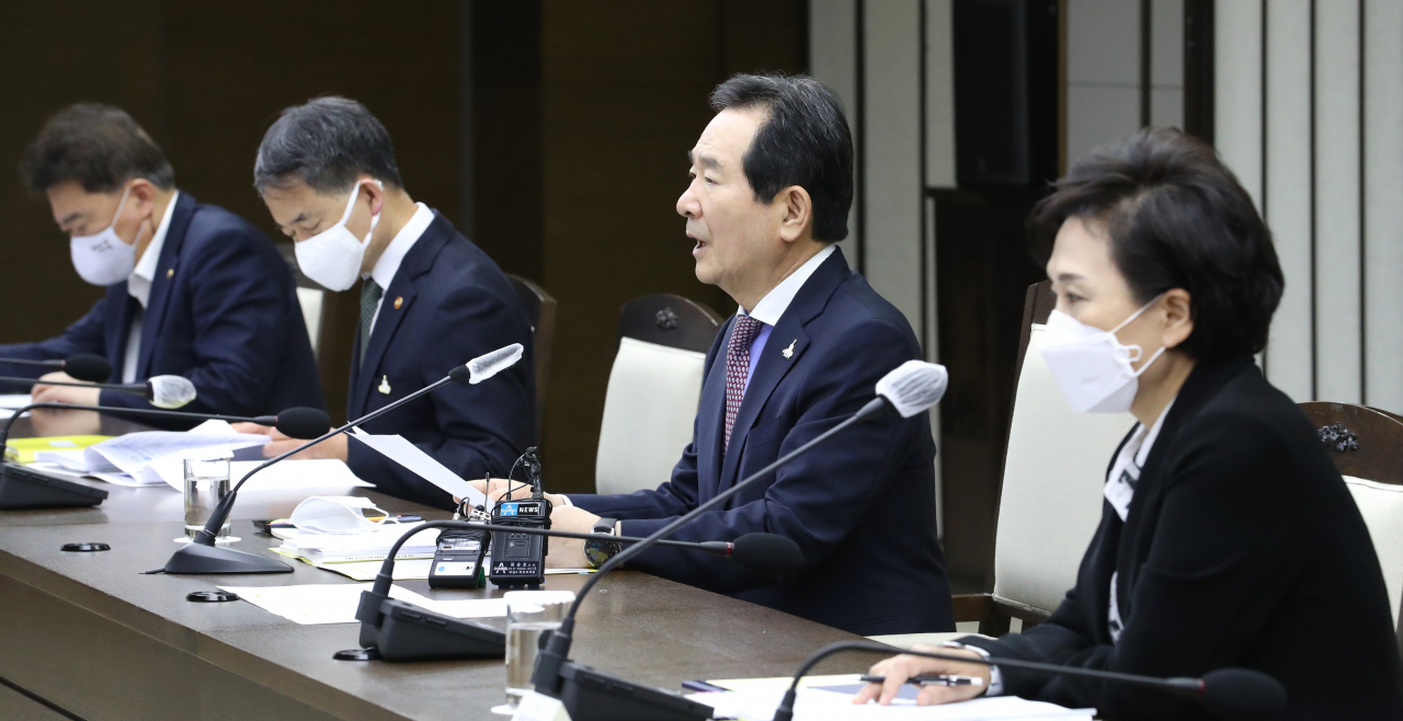 정세균 국무총리가 7일 오전 세종시 정부세종청사에서 서울-세종 간 영상으로 열린 국정현안점검조정회의에서 발언하고 있다. [연합]
