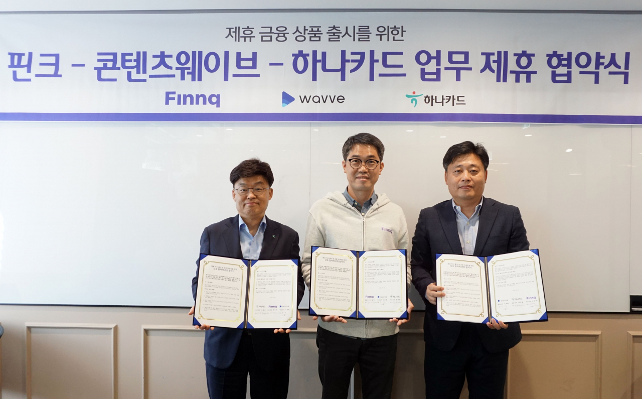 일 서울 중구에 위치한 핀크 사무실에서 하나카드 안광재 본부장(좌) 핀크 전재식 본부장(중간), 콘텐츠웨이브 정욱 센터장(우)이 전략적 제휴를 체결하고 기념사진을 촬영하고 있다. [핀크 제공]