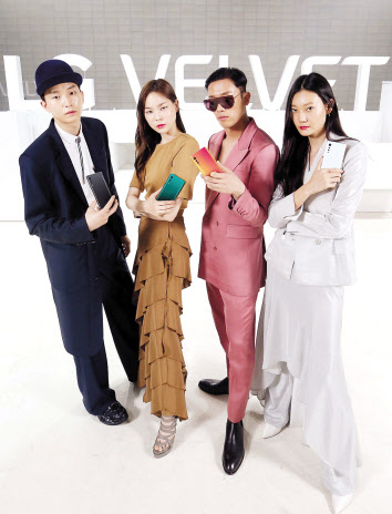 LG전자가 7일 ‘LG 벨벳’ 런칭 행사를 온라인으로 공개했다. LG벨벳의 완성도 높은 디자인과 다양한 색상을 강조하기 위해 신제품 행사를 패션쇼 컨셉으로 꾸몄다. 패션모델들이 LG 벨벳을 들고 개성있는 포즈를 취하고 있다. [LG전자 제공]