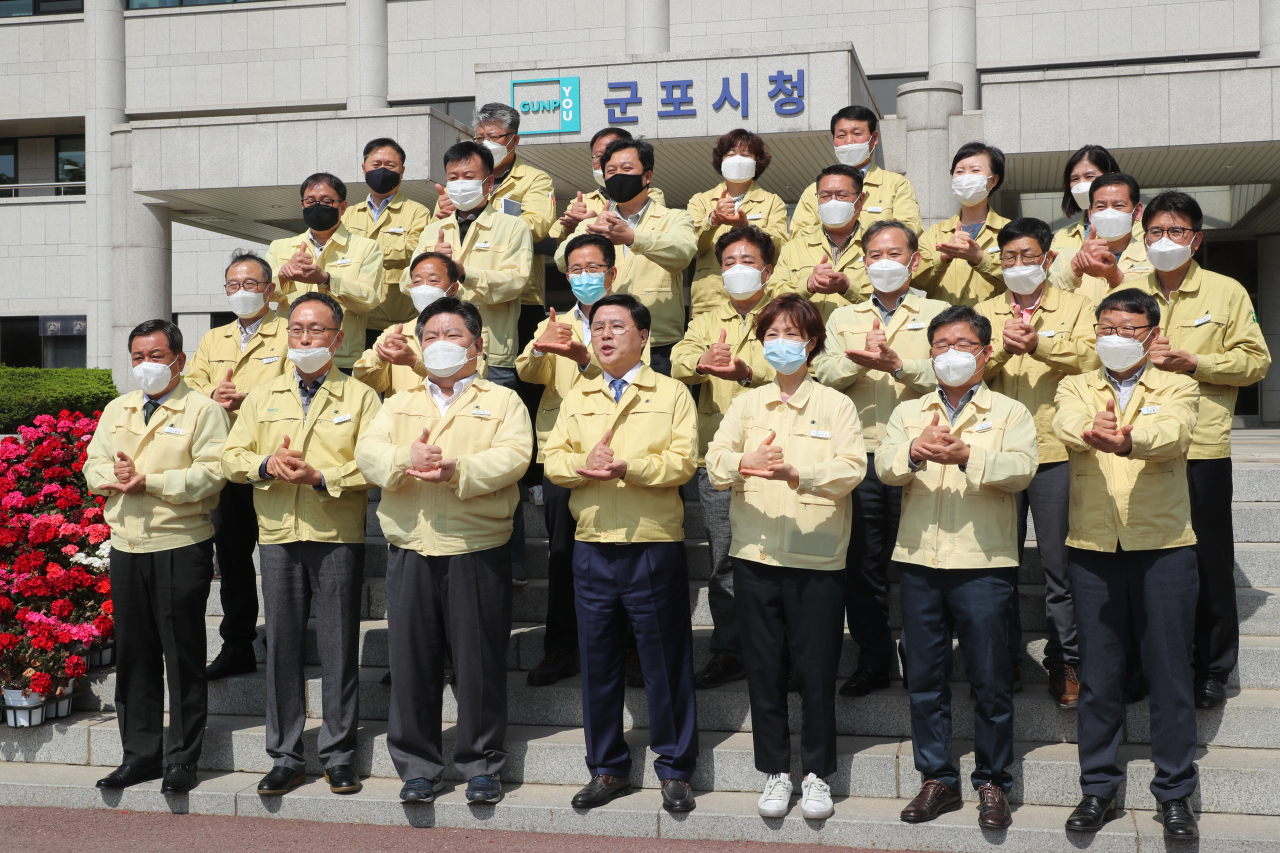 ‘덕분에 챌린지’에 동참한 한대희시장(제일 앞줄 가운데)과 군포시 공무원들의 수어 동작. [군포시 제공]