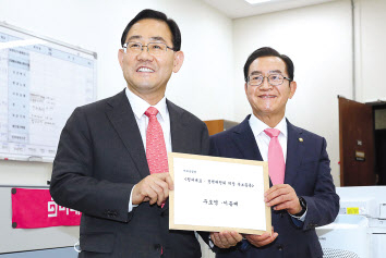 주호영 미래통합당 원내대표 후보(왼쪽)와 이종배 정책위의장 후보. [연합]