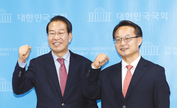 권영세 미래통합당 원내대표 후보(왼쪽)와 조해진 정책위의장 후보. [연합]