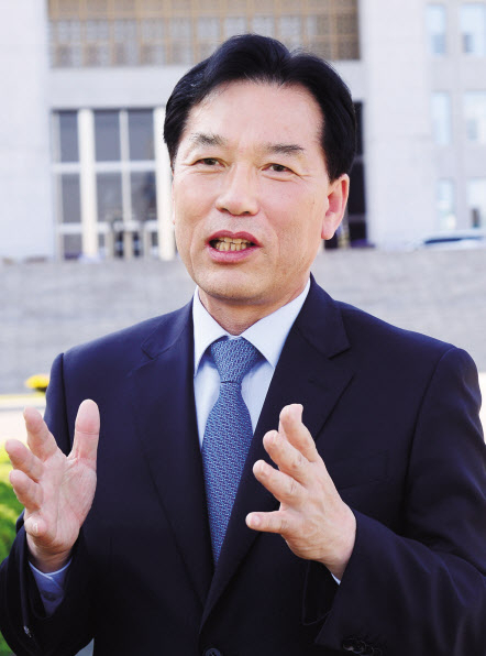 문재인 정부 3년 동안 청와대 참모진으로 근무하다가 21대 국회의원으로 출마해 당선된 고민정(위쪽) 전 청와대 대변인과 정태호 전 일자리수석비서관이 6일 국회에서 본지와 인터뷰를 가졌다. 이상섭 기자