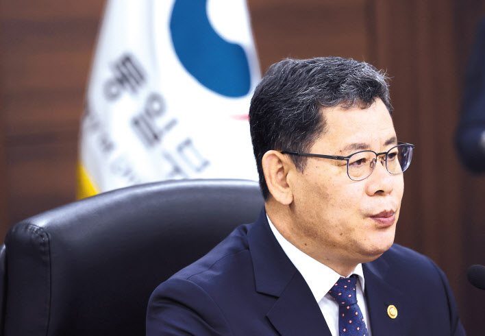 김연철 통일부 장관이 7일 오전 정부서울청사 통일부 대회의실에서 열린 출입기자단 간담회에서 발언하고 있다. [연합]