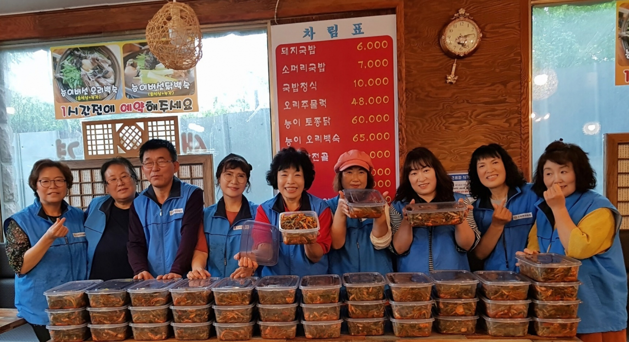 평택시 바르게살기운동 진위면위원회는 어버이날을 맞아 독고노인들에게 ‘사랑의 김치’를 전달했다. [평택시 제공]