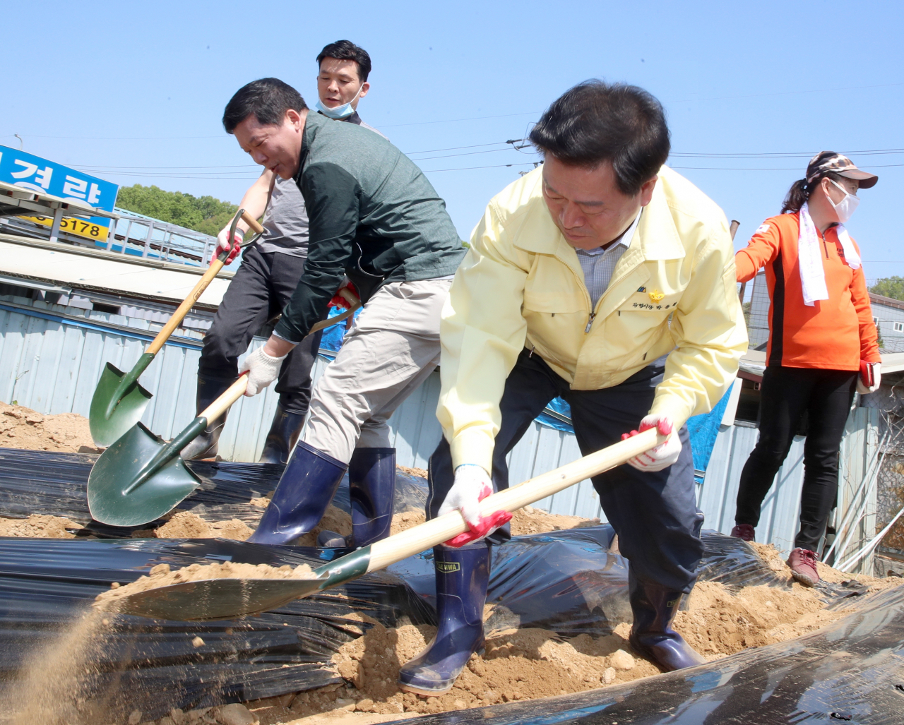박승원 광명시장은 일손이 부족한 노온사동의 한 농가를 찾아 ‘민·관·군 합동 농촌 일손돕기’ 행사를 개최했다. [광명시 제공]