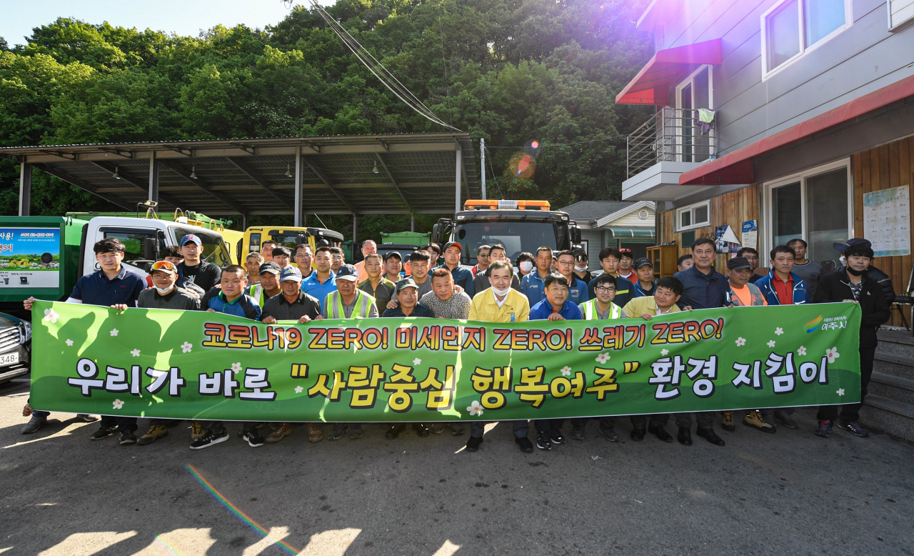 이항진 여주시장은 시가지 청소를 책임지는 환경주무관을 격려했다. [여주시 제공]