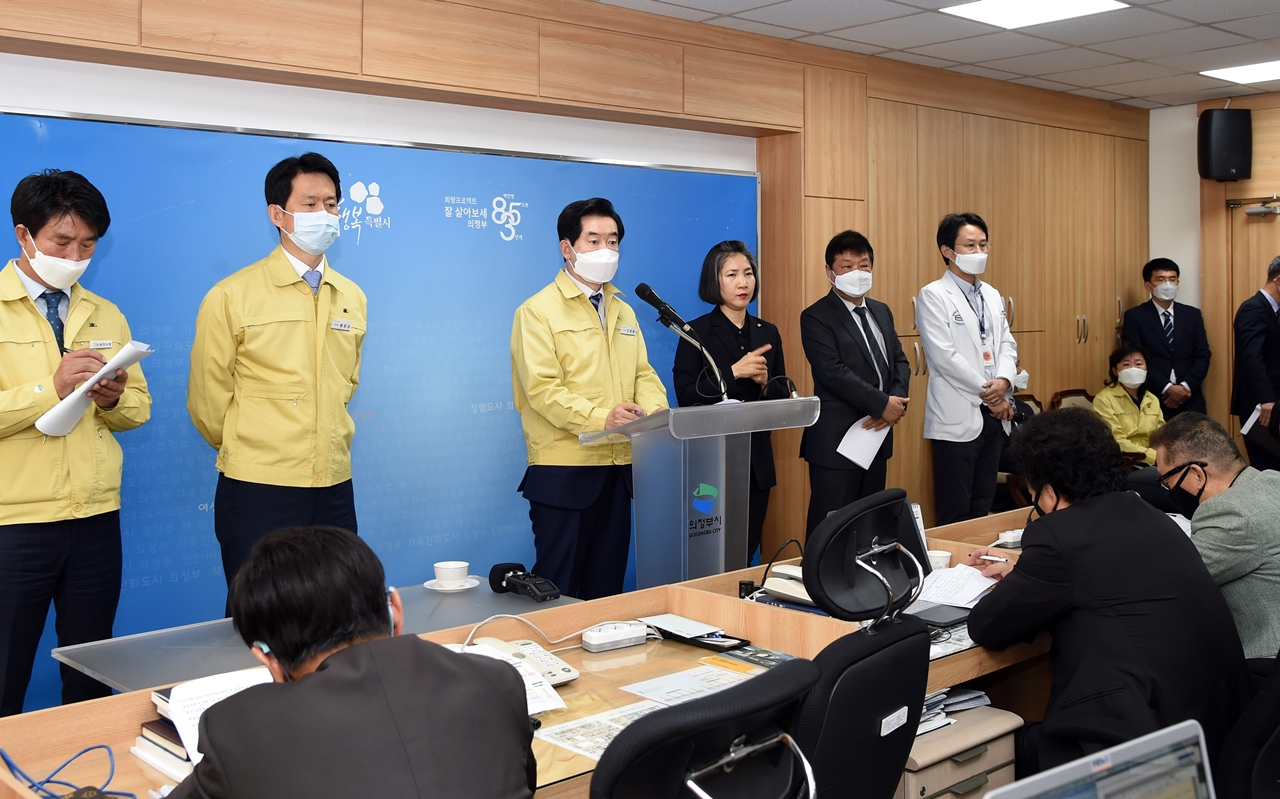 기자회견하는 안병용(왼쪽에서 세번째) 의정부시장