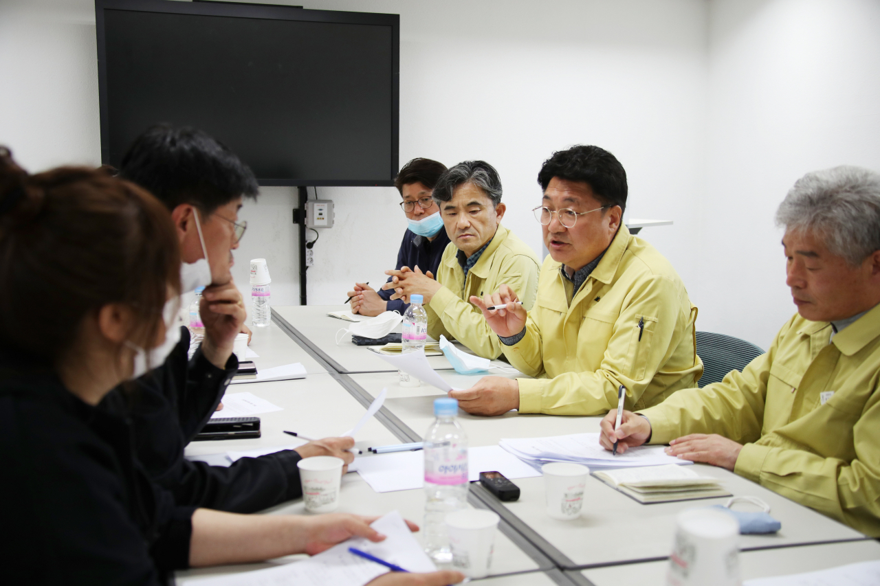 엄태준 이천시장이 한익스프레스 현장시장실에서 유가족들의 건의사항을 청취하고 있다. [이천시 제공]