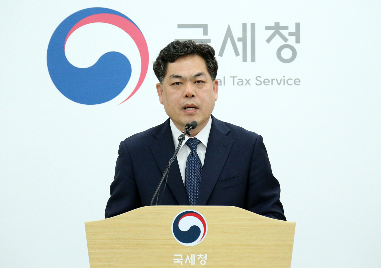 국세청 김태호 자산과세국장이 7일 오전 세종시 정부세종청사 국세청 기자실에서 고가 부동산 거래 과정에서의 편법 증여 혐의자 517명 세무조사 착수에 관련해 브리핑하고 있다. [국세청 제공]