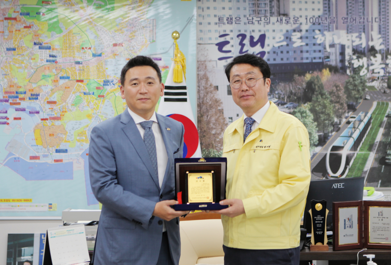 7일 부산남구청 청장실에서 대선주조㈜ 조우현 대표이사(왼쪽)가 부산남구청 박재범 청장(오른쪽)으로부터 감사패를 전달받았다.