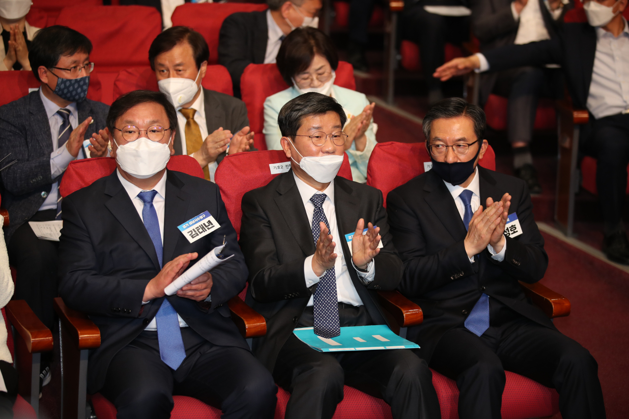 더불어민주당 원내대표 후보인 김태년(왼쪽부터), 전해철, 정성호 의원이 7일 국회 의원회관 대회의실에서 열린 제21대 국회 더불어민주당 제1기 원내대표 선출 당선인 총회에 참석해 있다. [연합]