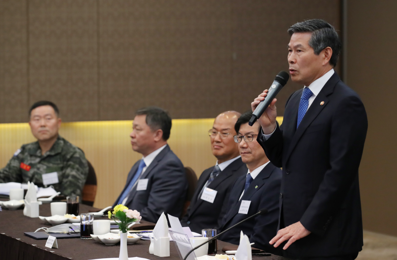 정경두 국방부 장관이 7일 서울 용산구 국방컨벤션에서 열린 2020년 국방안전자문위원회 토론회에서 인사말을 하고 있다. [연합]