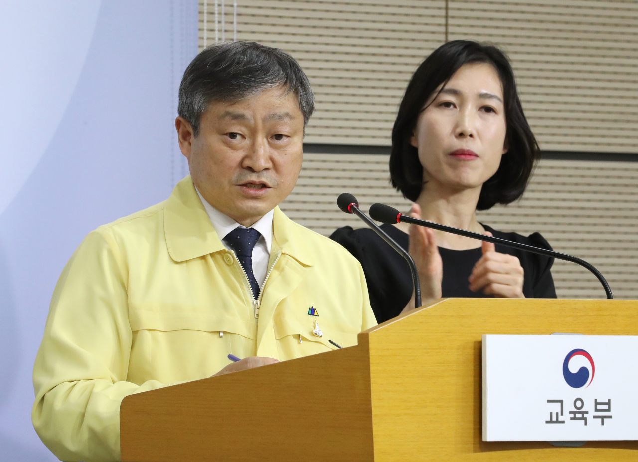 박백범 교육부 차관이 7일 오후 세종시 정부세종청사에서 등교 수업 관련 방역 세부 지침 수정안과 교수학습평가 가이드라인 발표를 마친 뒤 취재진의 질문에 답변하고 있다. [연합]