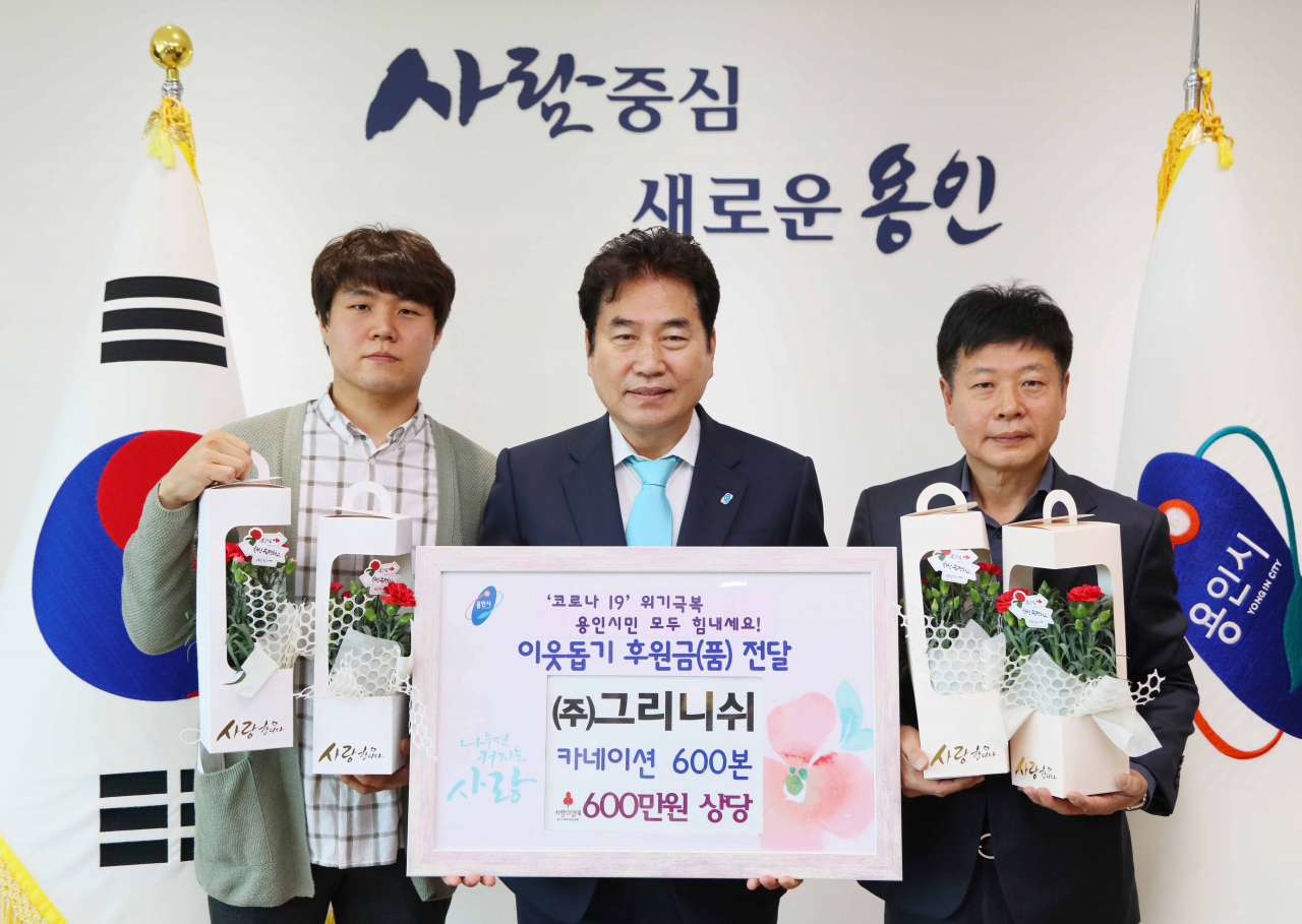 백군기 용인시장이 그리니쉬농업회사법인 관계자들과 기념촬영을 하고 있다. [용인시 제공]