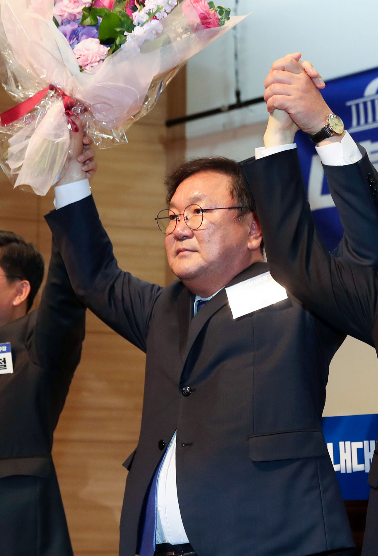 7일 국회 의원회관 대회의실에서 열린 제21대 국회 더불어민주당 제1기 원내대표 선출 당선인 총회에서 원내대표로 당선된 김태년 의원이 후보들과 손을 맞잡고 인사하고 있다. [연합]