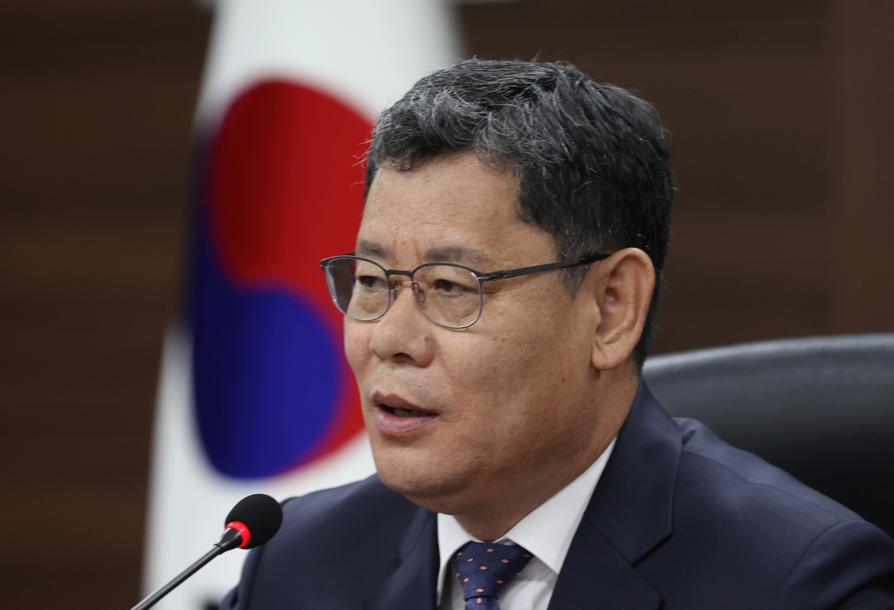 김연철 통일부장관은 7일 정부서울청사 통일부 대회의실에서 열린 기자간담회에서 이르면 6월께 판문점 시범견학을 재개할 수 있다고 밝혔다. [연합]