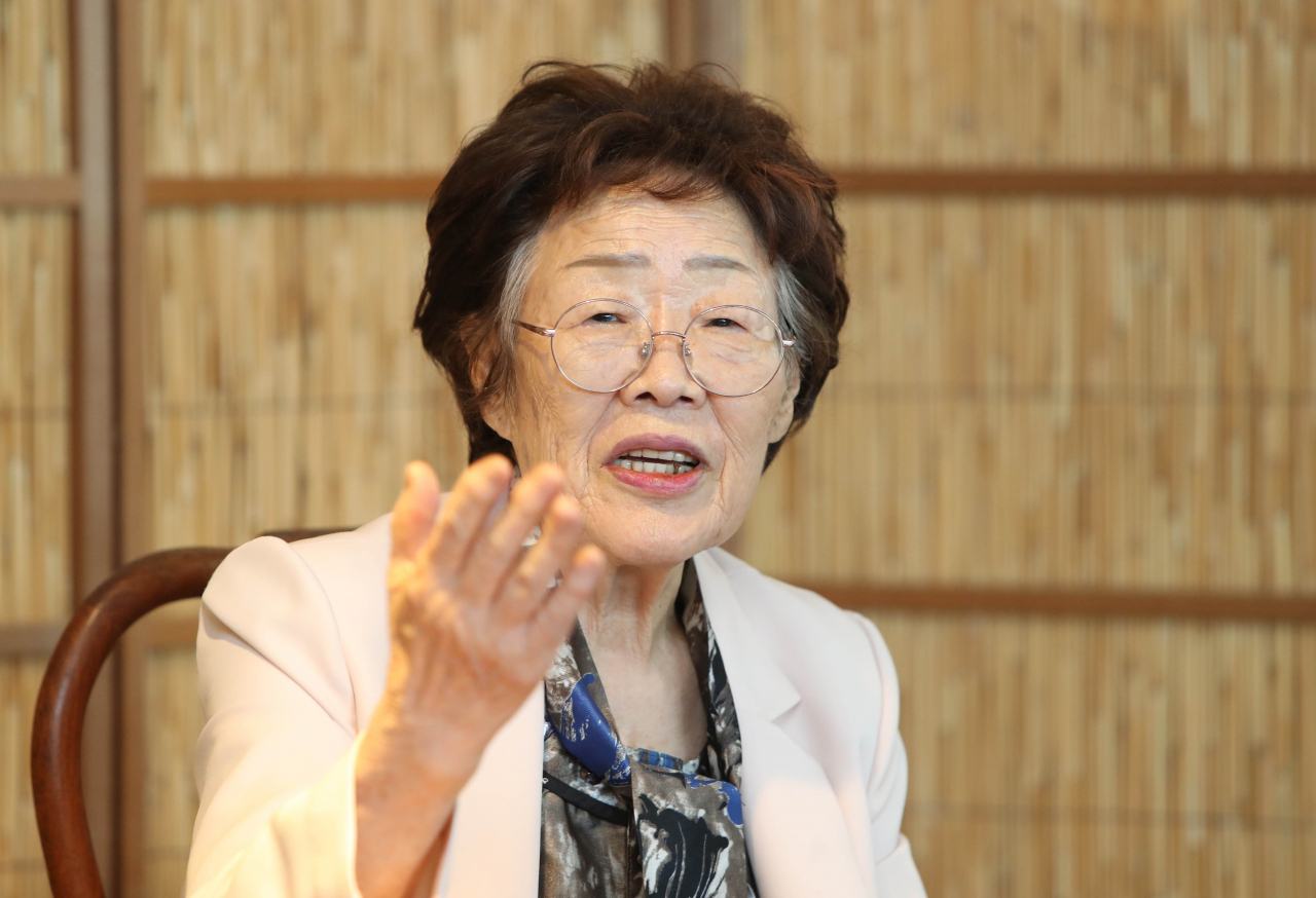 일본군 ‘위안부’ 피해 생존자인 이용수 할머니가 지난 7일 오후 대구시 남구 한 찻집에서 열린 기자회견에서 수요집회를 없애야 한다고 주장하며 관련단체를 비난하고 있다. [연합]