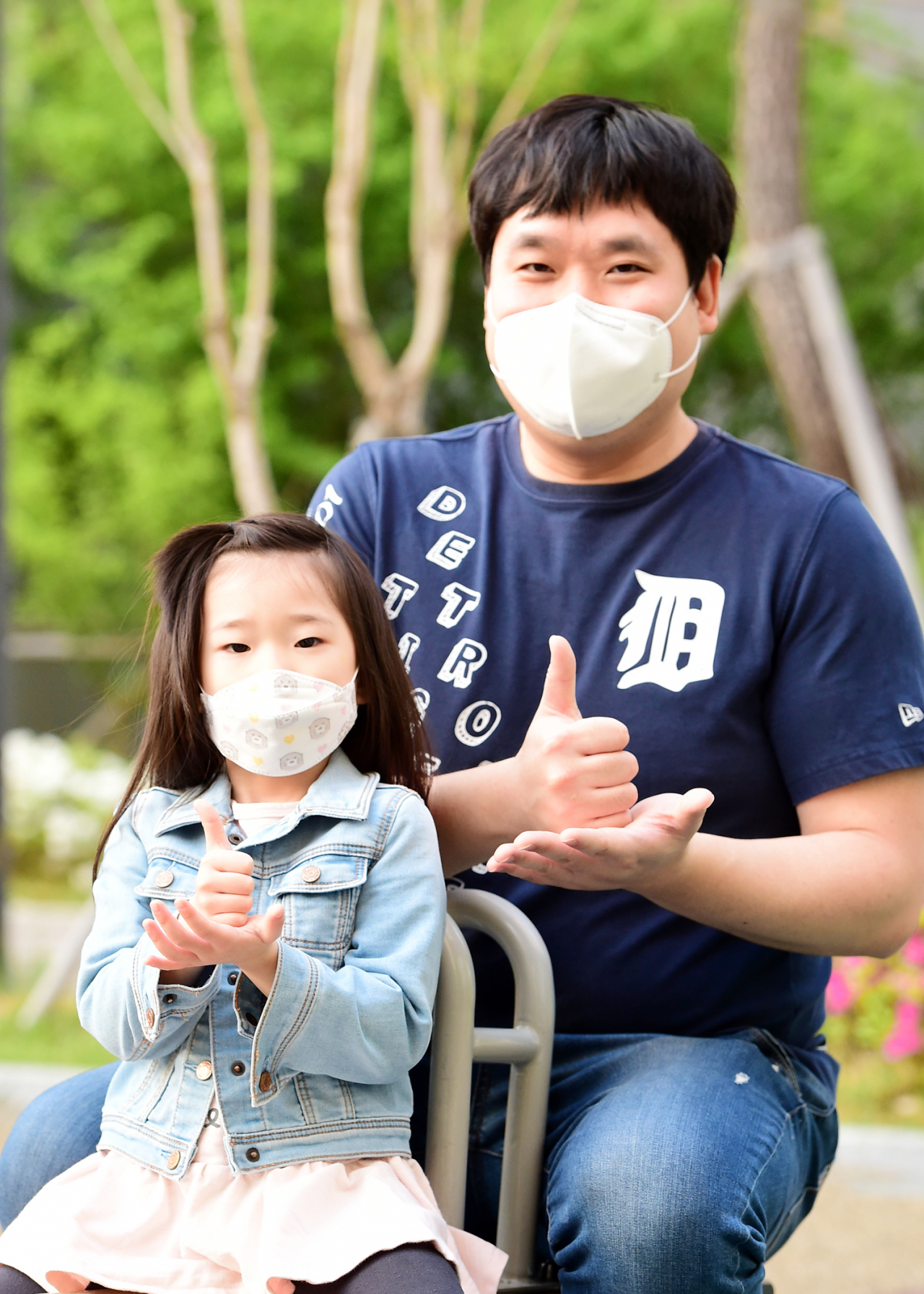 김유하양과 김정훈씨가 코로나19 환자 진료에 힘쓰는 의료진을 응원하는 ‘덕분에 챌린지’에 참여하고 있다. [수원시 제공]