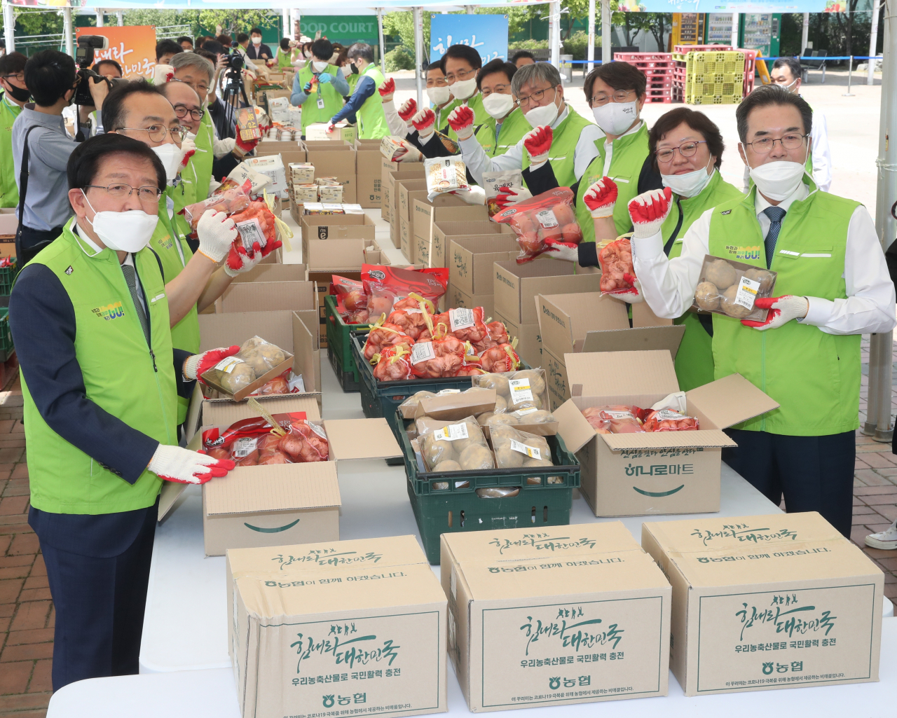 이성희(오른쪽 첫번째) 농협 중앙회장이 조재호(오른쪽 네번째) 농림축산식품부 차관보 등 주요 참석자들과 지난 7일 서울 서초구 농협 하나로마트 양재점 야외광장에서 열린 '국민생활 활력지원 프로젝트'에서 화이팅을 외치고 있다.[농협 제공]