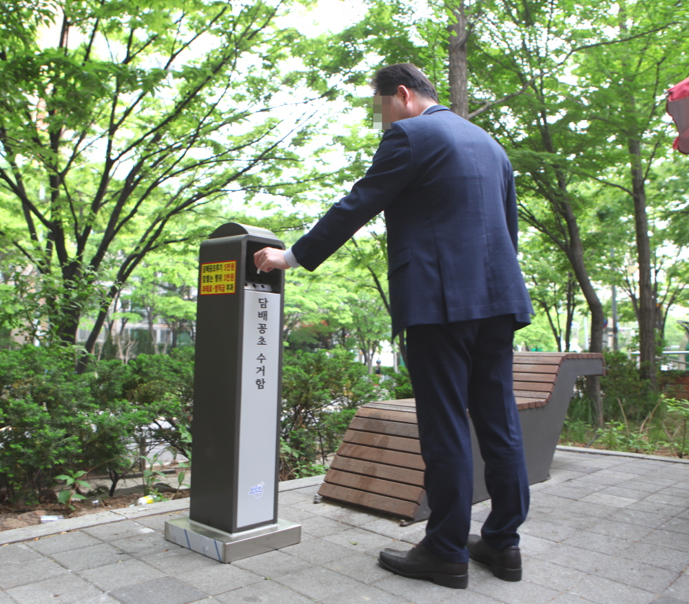 한 구민이 흡연 후 담배꽁초 전용 수거함에 담배꽁초를 버리고 있다. [영등포구 제공]
