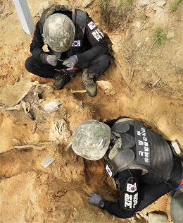 군 장병들이 화살머리고지 일대에서 유해발굴작업을 하고 있다.[사진=국방부]