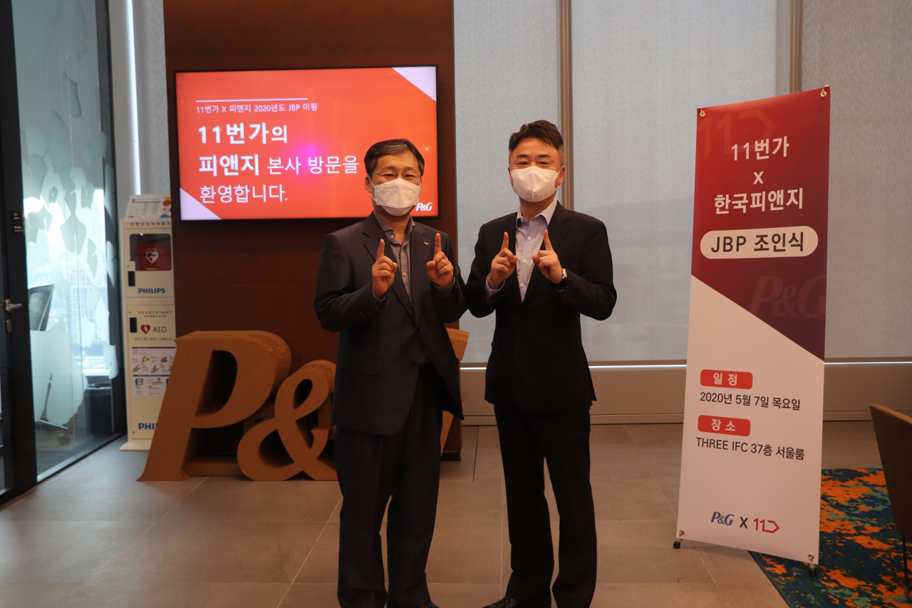 11번가 이상호 사장(사진 왼쪽)과 한국P&G 이준엽 부사장이 7일 JBP를 체결한 후 포즈를 취하고 있다. [사진제공=11번가]