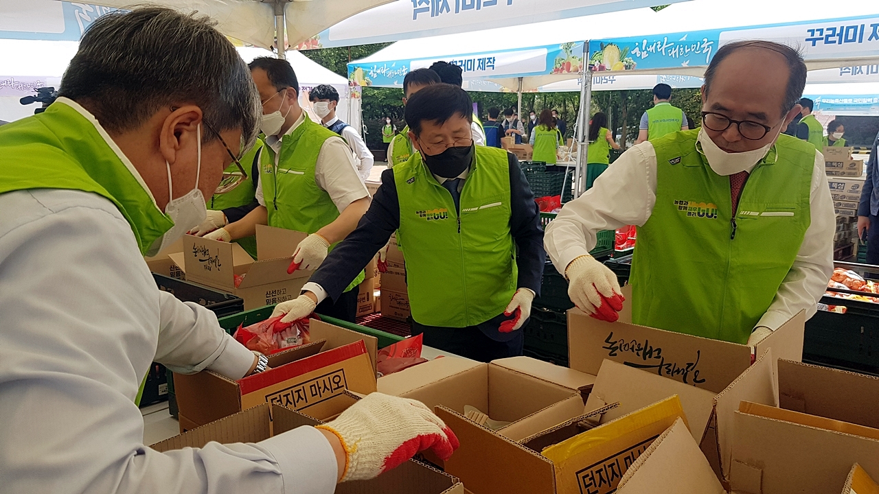 김성영 이마트24 대표이사(사진 가운데)가 취약계층에게 전달할 도시락 꾸러미 제작에 참여하고 있다. [사진제공=이마트24]